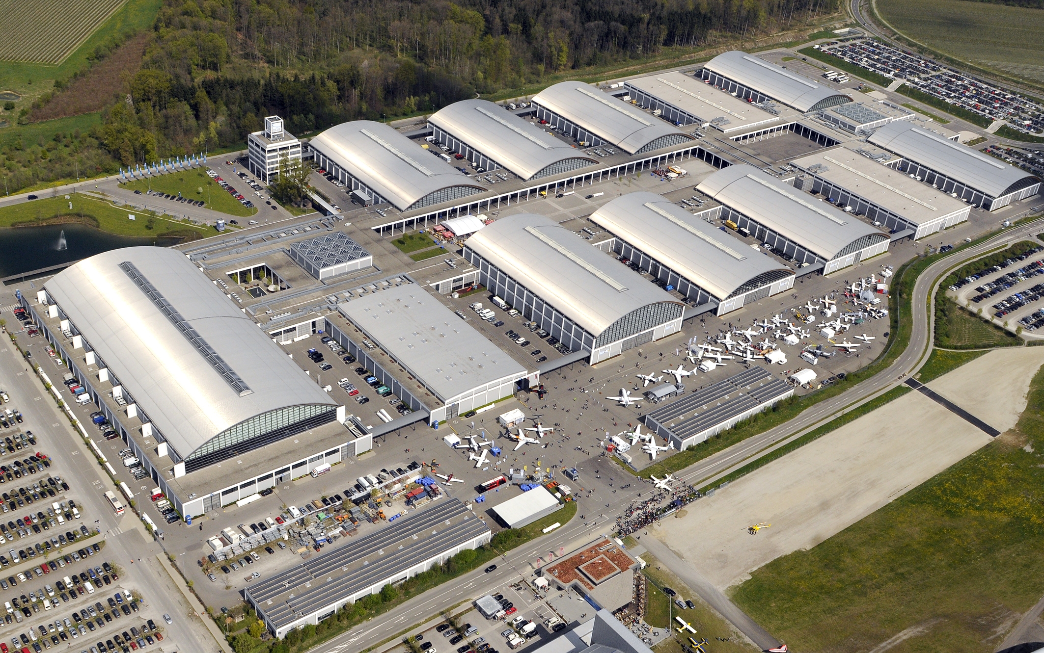 Title: Messe Friedrichshafen während der AERO. Source: DLR License: CC-BY-3.0 https://creativecommons.org/licenses/by/3.0/de/deed.en